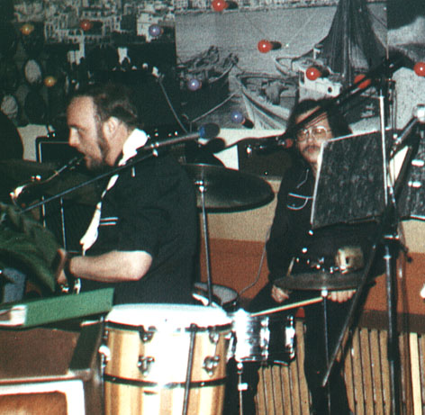 Hazienda Oberthal 1976  -  Helmut am Saxophon und  Ralf am Schlagzeug